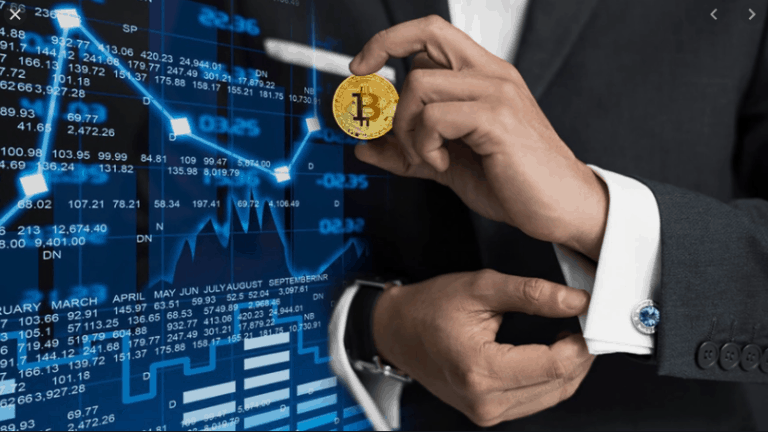 persona sujetando un bitcoin