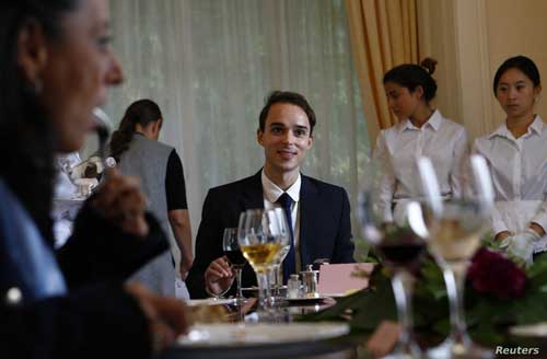 personas afluentes sentados en la mesa