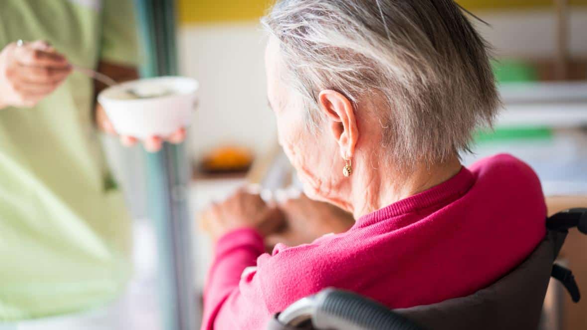 Cuidadoras de ancianos, la alternativa a las residencias