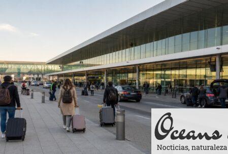 Viajeros llegando con equipaje al aeropuerto de Barcelona