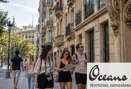 Viajeros organizando su último día en Barcelona antes de ir al aeropuerto