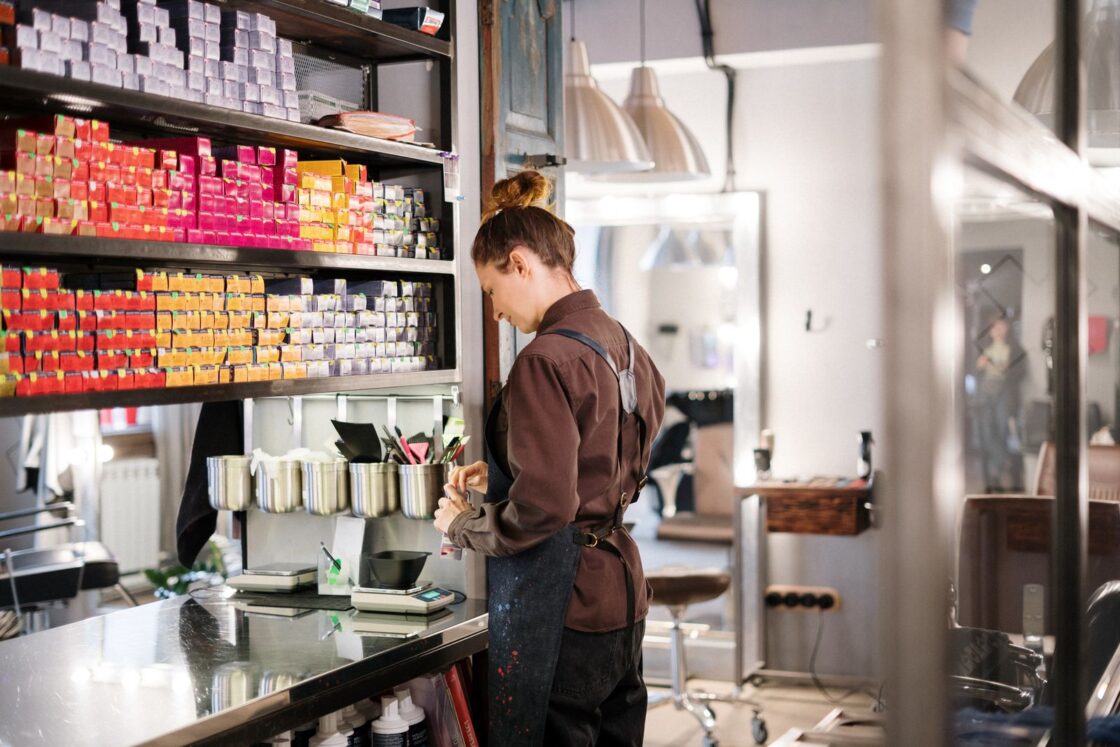 Cómo prepararte para trabajar en peluquería: formación, habilidades y salidas