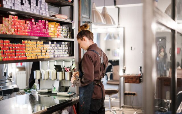 Cómo prepararte para trabajar en peluquería: formación, habilidades y salidas