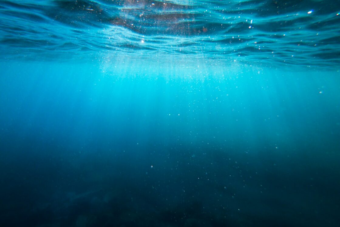 Por qué cambia el color del mar según el lugar y el momento del día