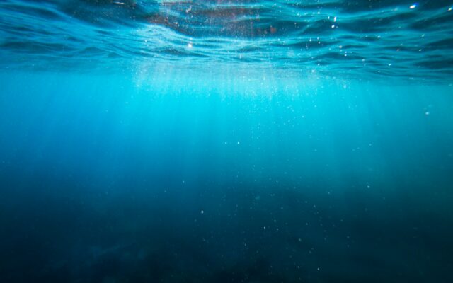 Por qué cambia el color del mar según el lugar y el momento del día
